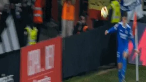 “多纳鲁马不满外界对其球技评价，瓜迪奥拉英超引援背后：战术革新显神通！—英超激情直播现场”